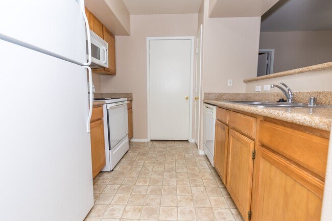Building Photo - Lovely 2-Bedroom Condo in the Tuscano Comm...