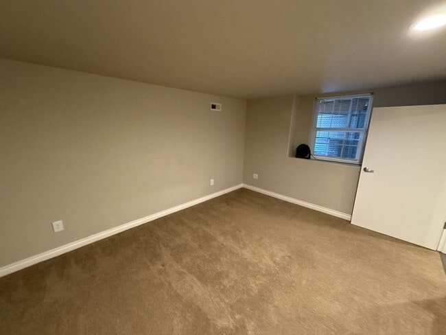 Building Photo - 696 Eisenhower Ct NW