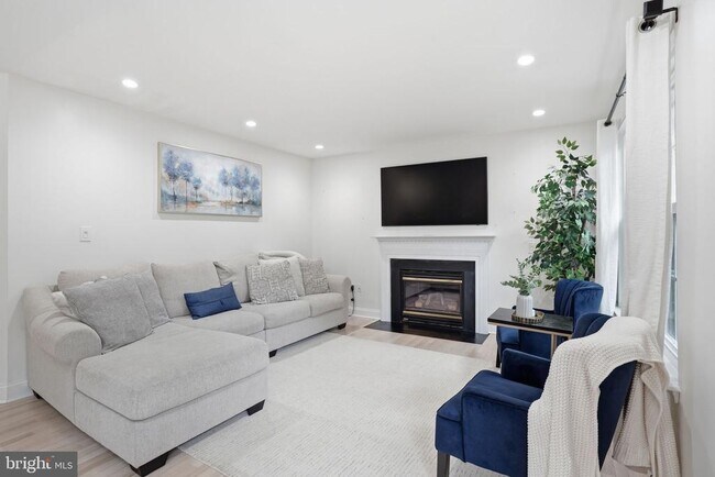 Building Photo - 5710 Ridgedale Dr
