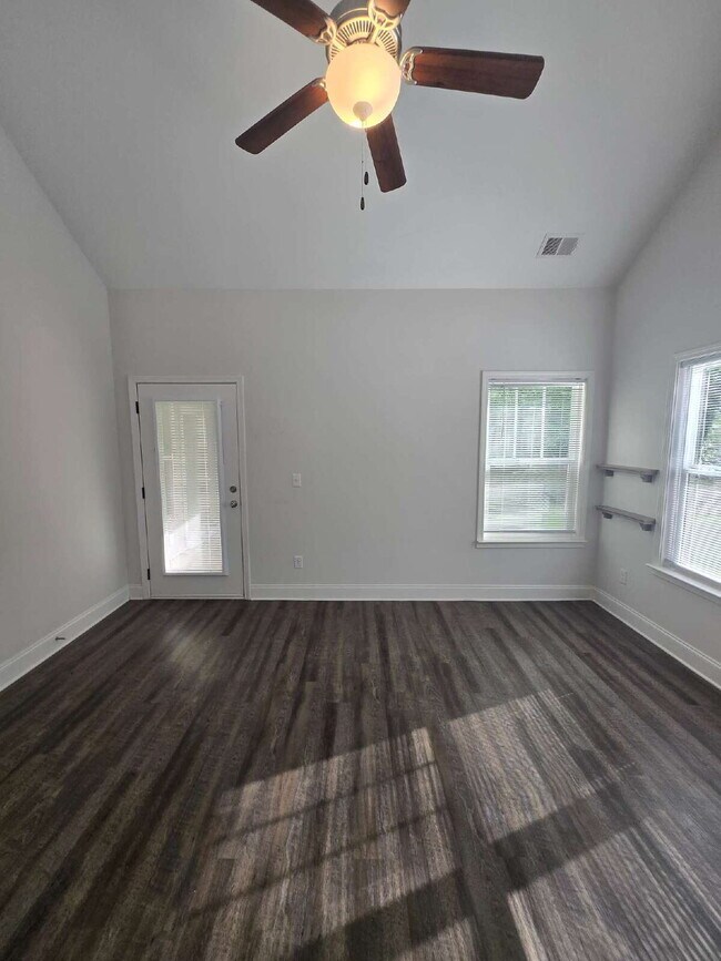 Building Photo - Charming 3-Bedroom Retreat Near Hamilton Place