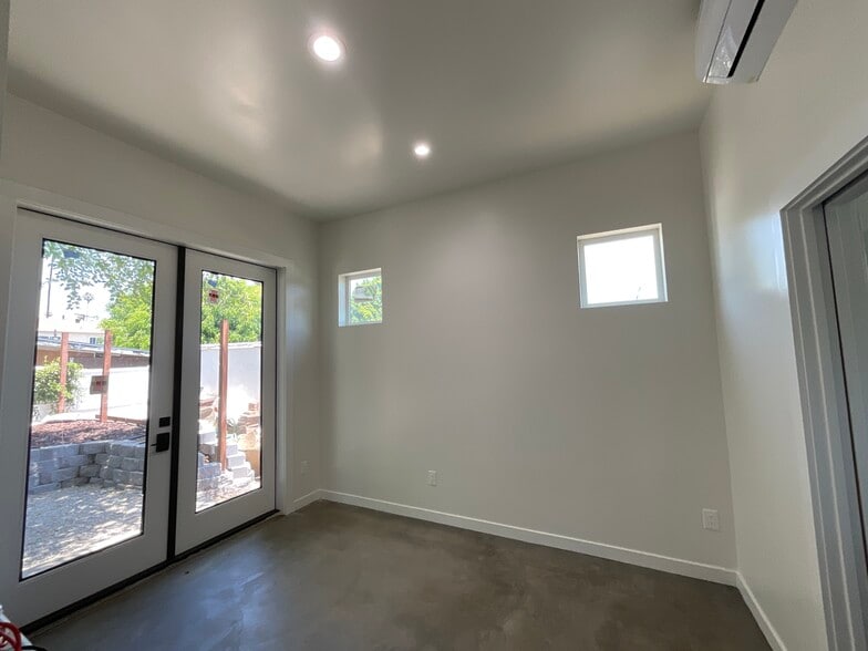 Building Photo - 3015 Warwick Ave