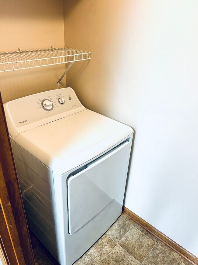 Building Photo - Convenient Location, Spacious Home