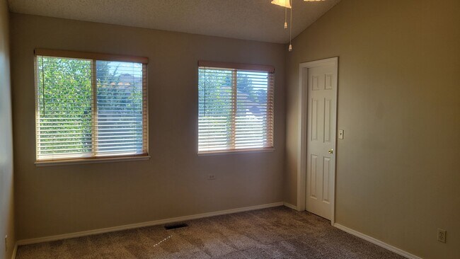 Building Photo - 4 Bed 3 Bath off Dublin/Powers w/AC- Avail...