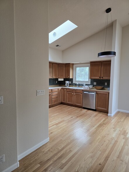 Building Photo - 667 Plum St