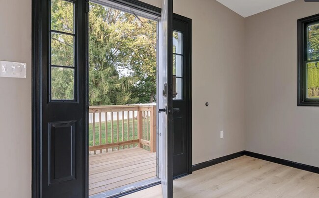Building Photo - Spacious 3 bedroom home