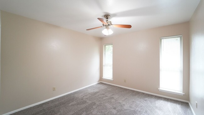 Building Photo - FOR LEASE! 2 Bedroom - 1 Bath - Upstairs U...