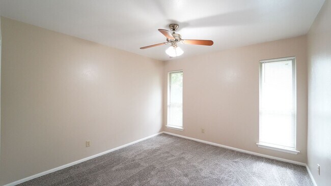 Building Photo - MOVE IN SPECIAL!! FOR LEASE! 2 Bedroom - 1 Bath -  Town House Apartments!