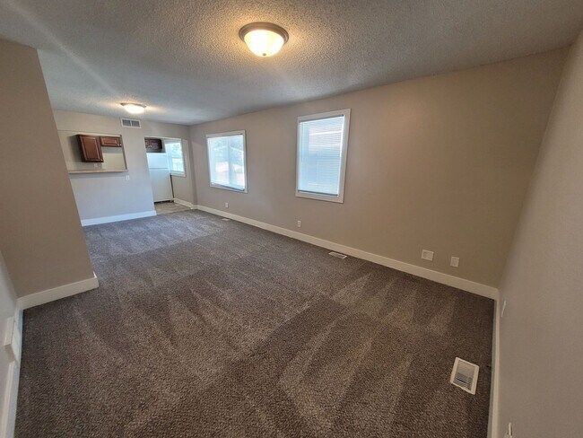 Building Photo - 2 Bedroom, 2 Bathroom Home with large garage!