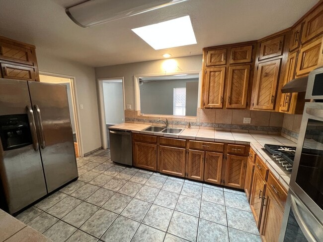 Building Photo - NE 3/BD 2/BA 2/CG