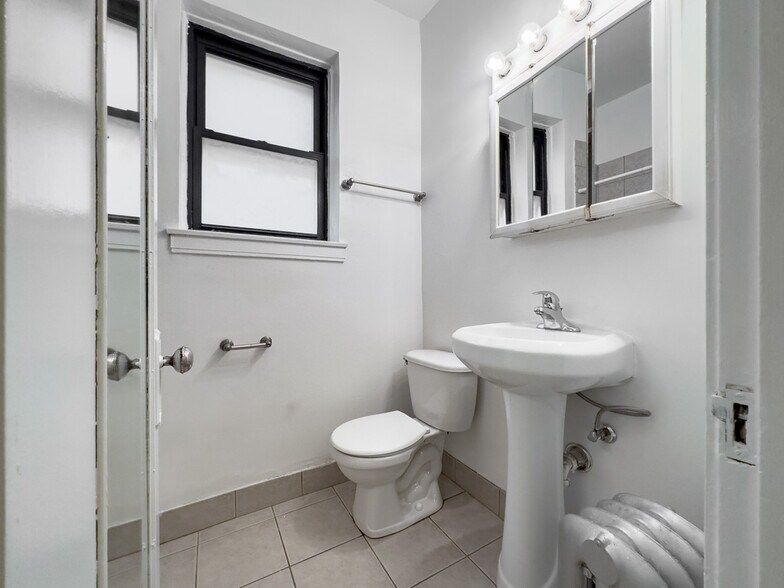 Building Photo - 4856 N Damen Ave