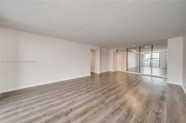 Building Photo - 2500 Parkview Dr