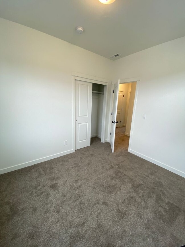 Building Photo - Beautiful Newer Rockwell Ranch Townhome (End Unit)