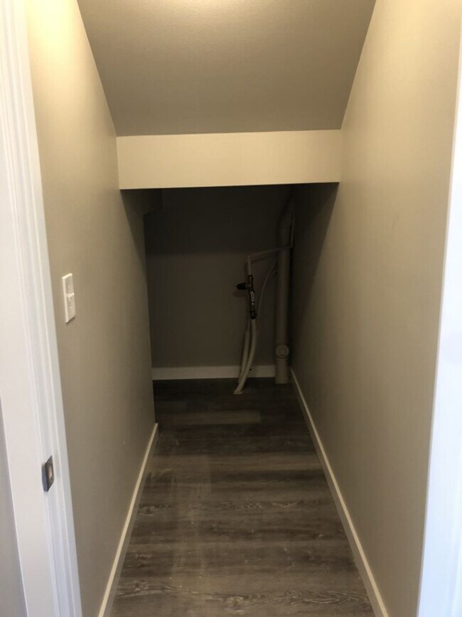 Building Photo - 5 Bedroom, 2.5 Baths Home for Rent, Available in September