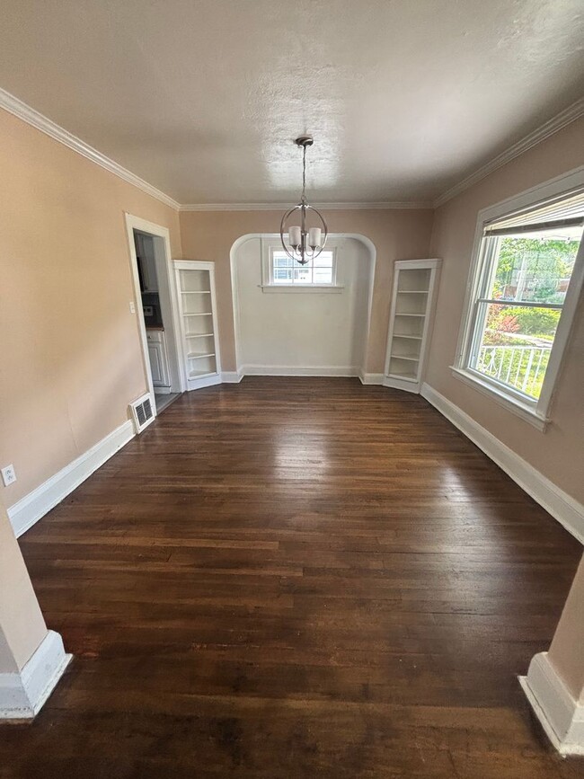 Building Photo - 4bd Single Cleveland Hts Cash Pay