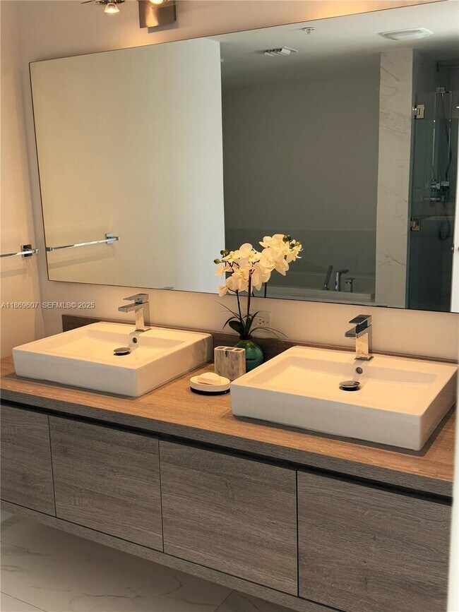 Building Photo - 400 Sunny Isles Blvd