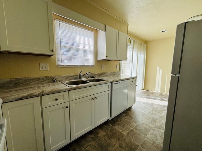 Building Photo - 2 Bedroom, 1.5 Bath Townhouse