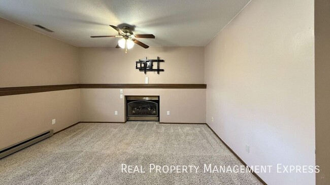 Building Photo - Spacious 4 Bed 2 Bath Single Family Home w...