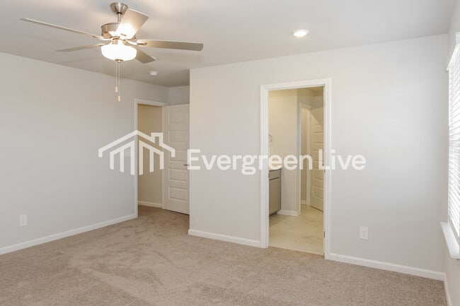 Building Photo - 16907 Whispering Pnes Dr