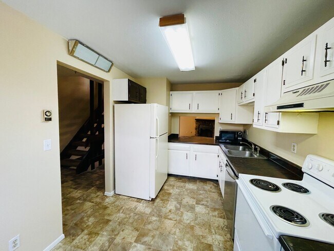 Building Photo - 4 Bedroom Town-home Near Downtown Golden A...