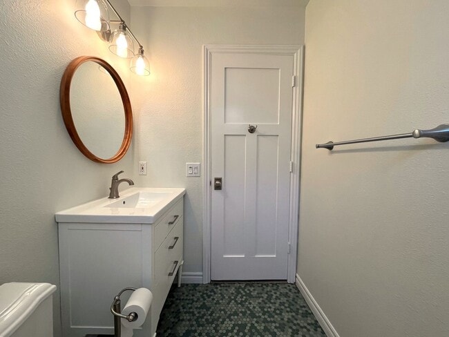 Building Photo - Most Charming Home in La Costa