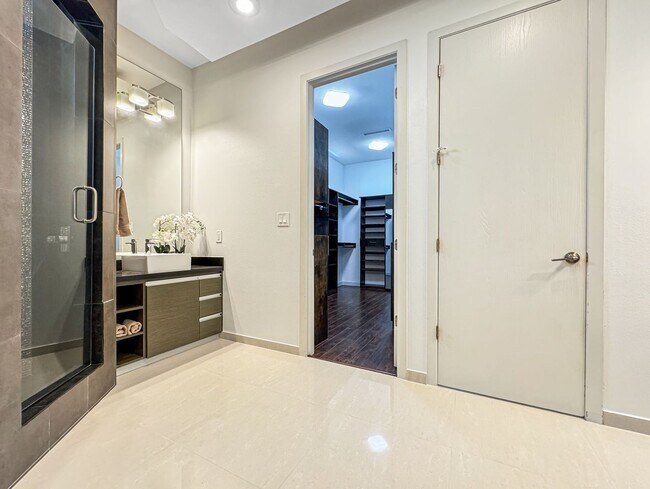 Building Photo - Modern 3-Bed / 3-Bath Home with Pool!