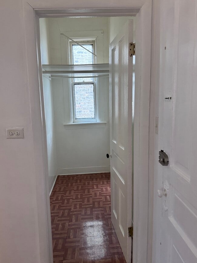 Building Photo - 2454 W Diversey Ave