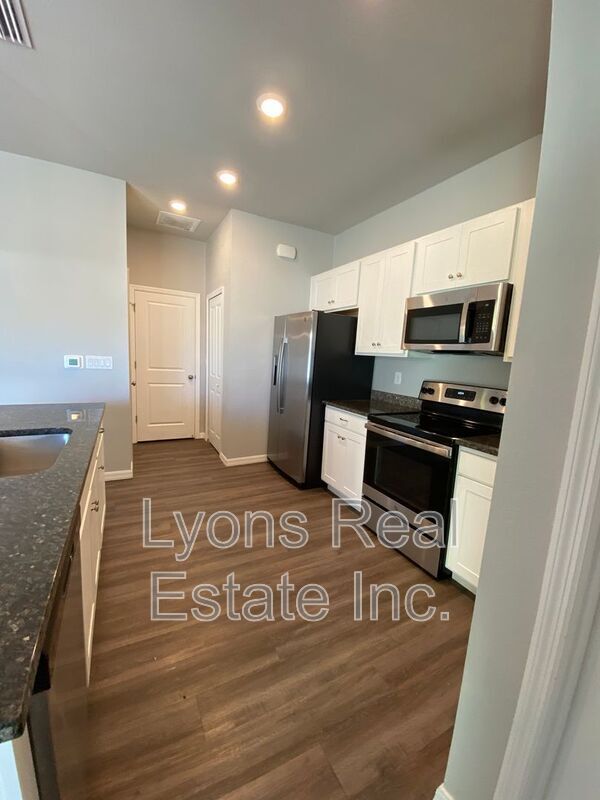 Building Photo - 2497 Cortland Ave