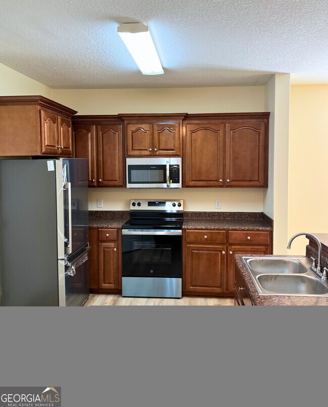 Building Photo - 822 Davis Ave