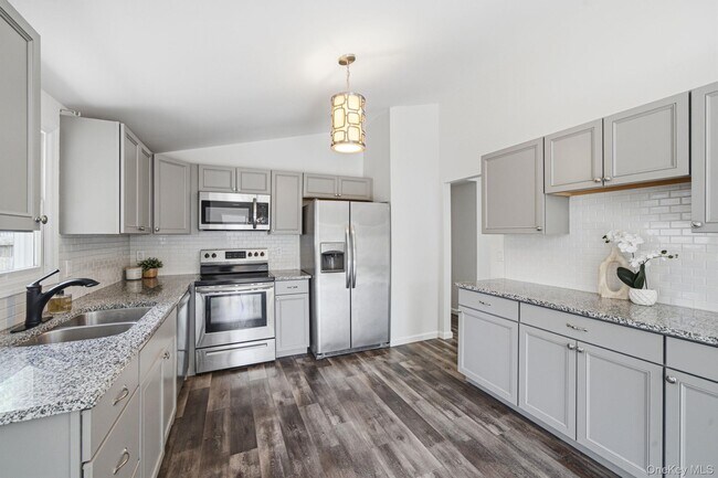Building Photo - 28 Ashwood Dr