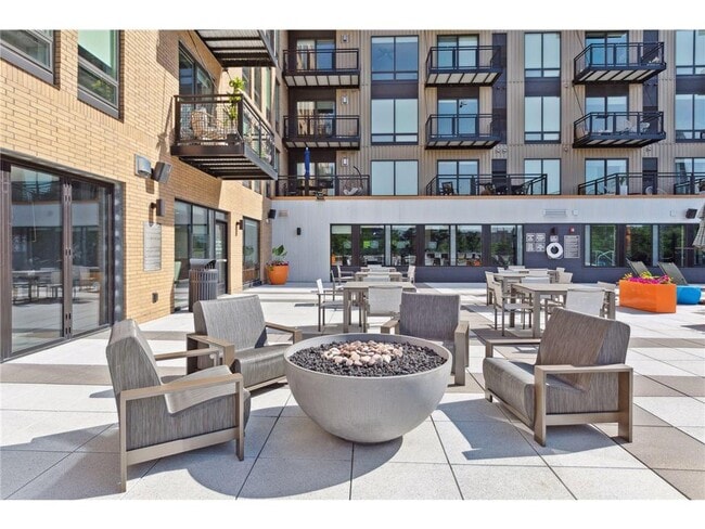 Building Photo - 401 SE Main St