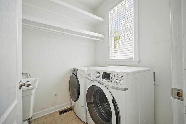 Building Photo - 1177 Treefern Dr