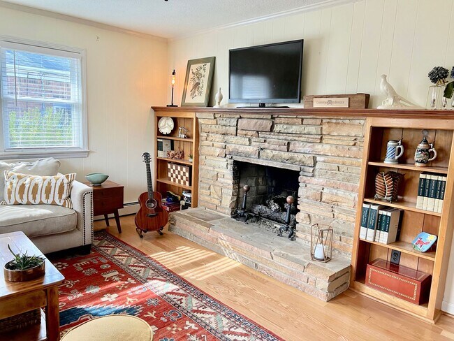 Building Photo - 3BD/ 2BA Brick Ranch in Lakeview Smith Terrace! Gorgeous Private Back Yard! Available NOW!