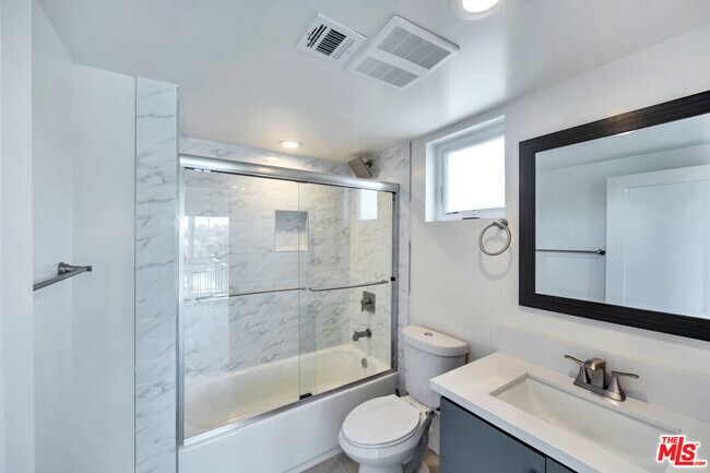 Building Photo - 957 1/2 N Ridgewood Pl