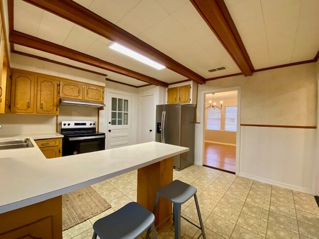 Building Photo - 3 Bedroom 1.5 Bath Home Available in Broad...