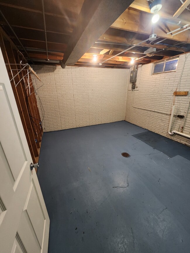 Building Photo - 1625 N Algona St