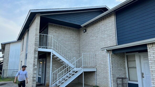 Building Photo - 1302 Quail Cir