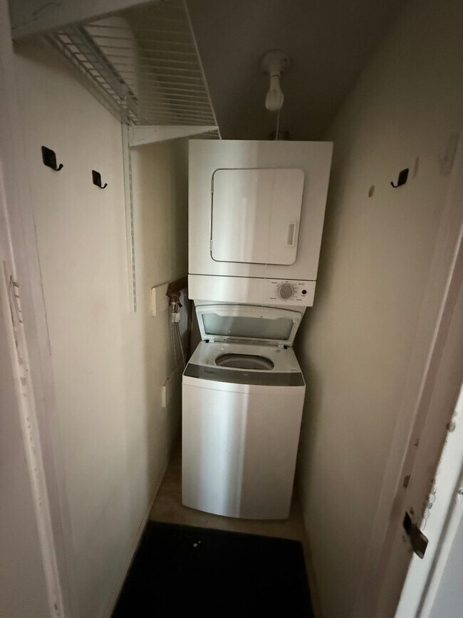 Building Photo - 2 Bedroom, 1.5 Bath, Pet Friendly Gas Heat Outside porch