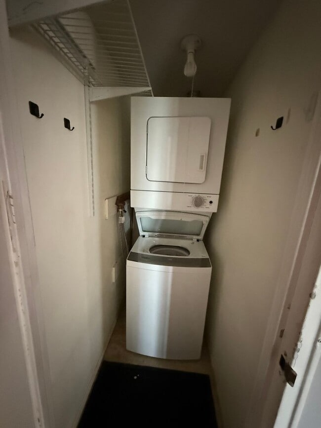 Building Photo - 2 Bedroom, 1.5 Bath, Pet Friendly Gas Heat...