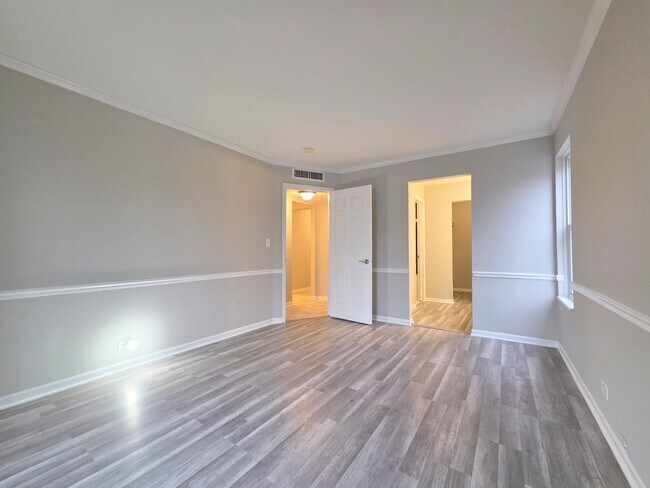 Building Photo - 5001 Carriage Way Dr