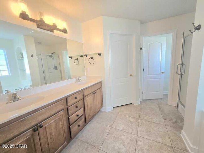 Building Photo - 19 Flamenco St