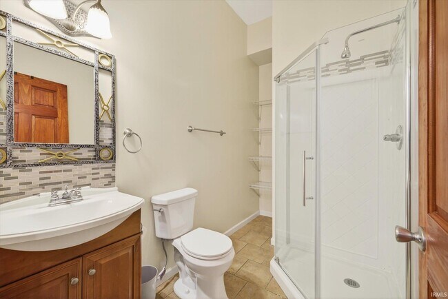 Building Photo - 110 W 6th St