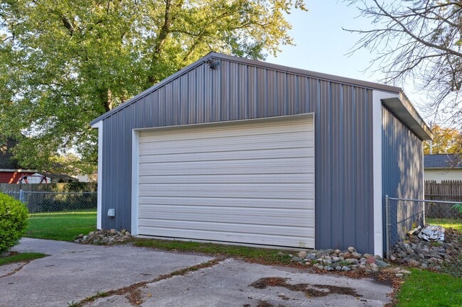 Building Photo - Charming 2 Bedroom Home with Pole Barn Gar...