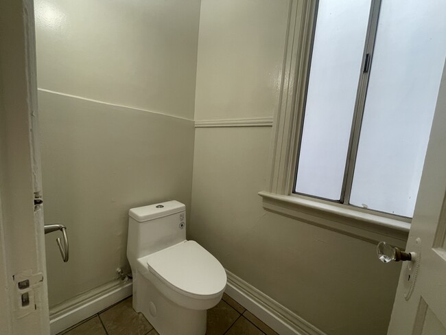 Building Photo - 1br - Large Remodeled 1bed W/Large Closet/...