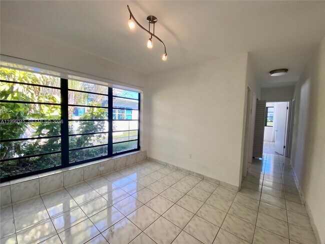 Building Photo - 1101 Bay Dr