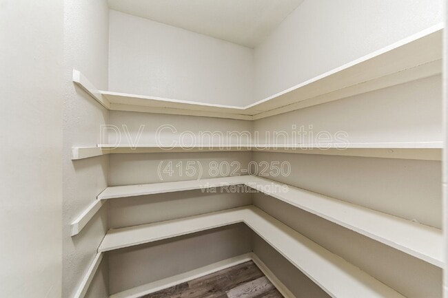 Building Photo - 700 Meadowglen Dr