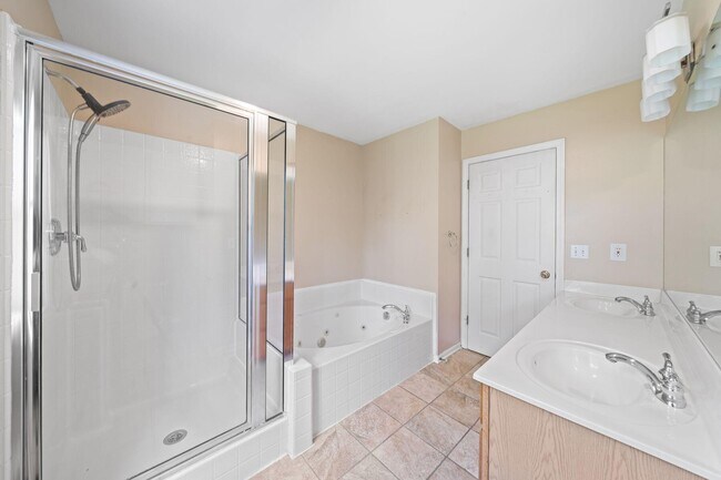 Building Photo - 406 Lakewood Dr