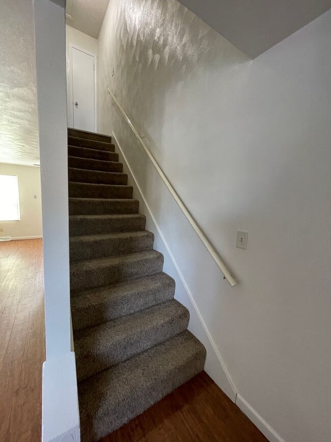 Building Photo - 2 BR townhouse with basement and off street parking