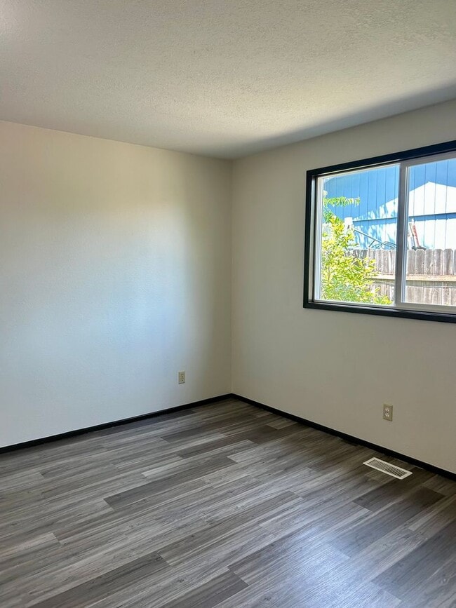 Building Photo - Charming Single Level Home - Keizer
