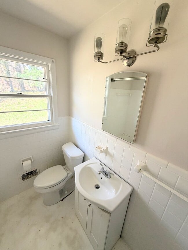 Building Photo - 4 Bedroom Home in Lynchburg