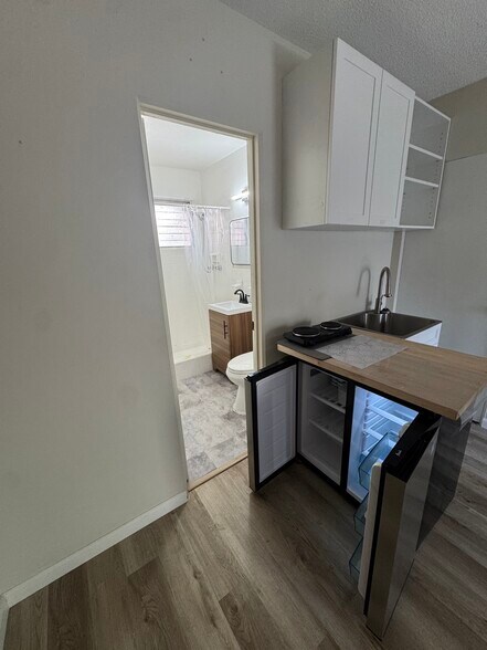 Building Photo - 217 SW 11th Ct